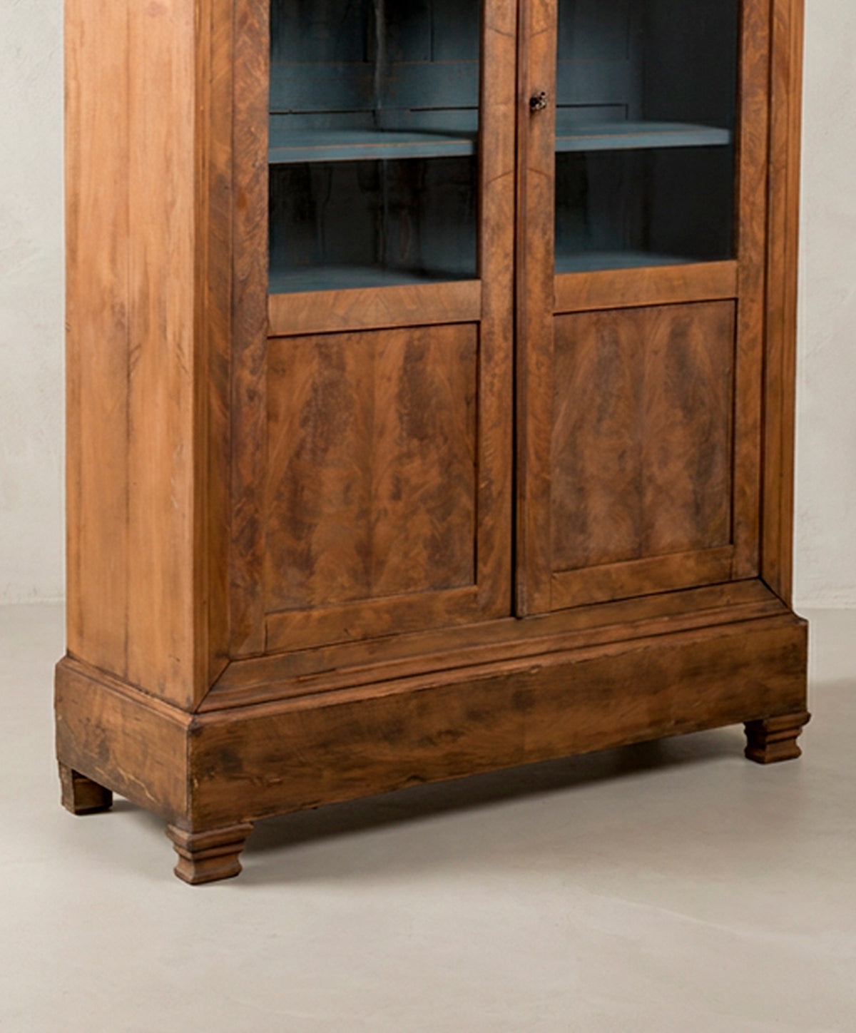 Vitrina Antigua de Caoba Flameada | Estilo Luis Felipe con Interior Azul