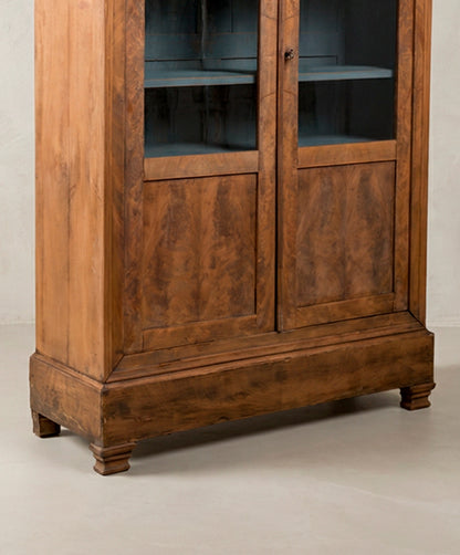 Vitrina Antigua de Caoba Flameada | Estilo Luis Felipe con Interior Azul