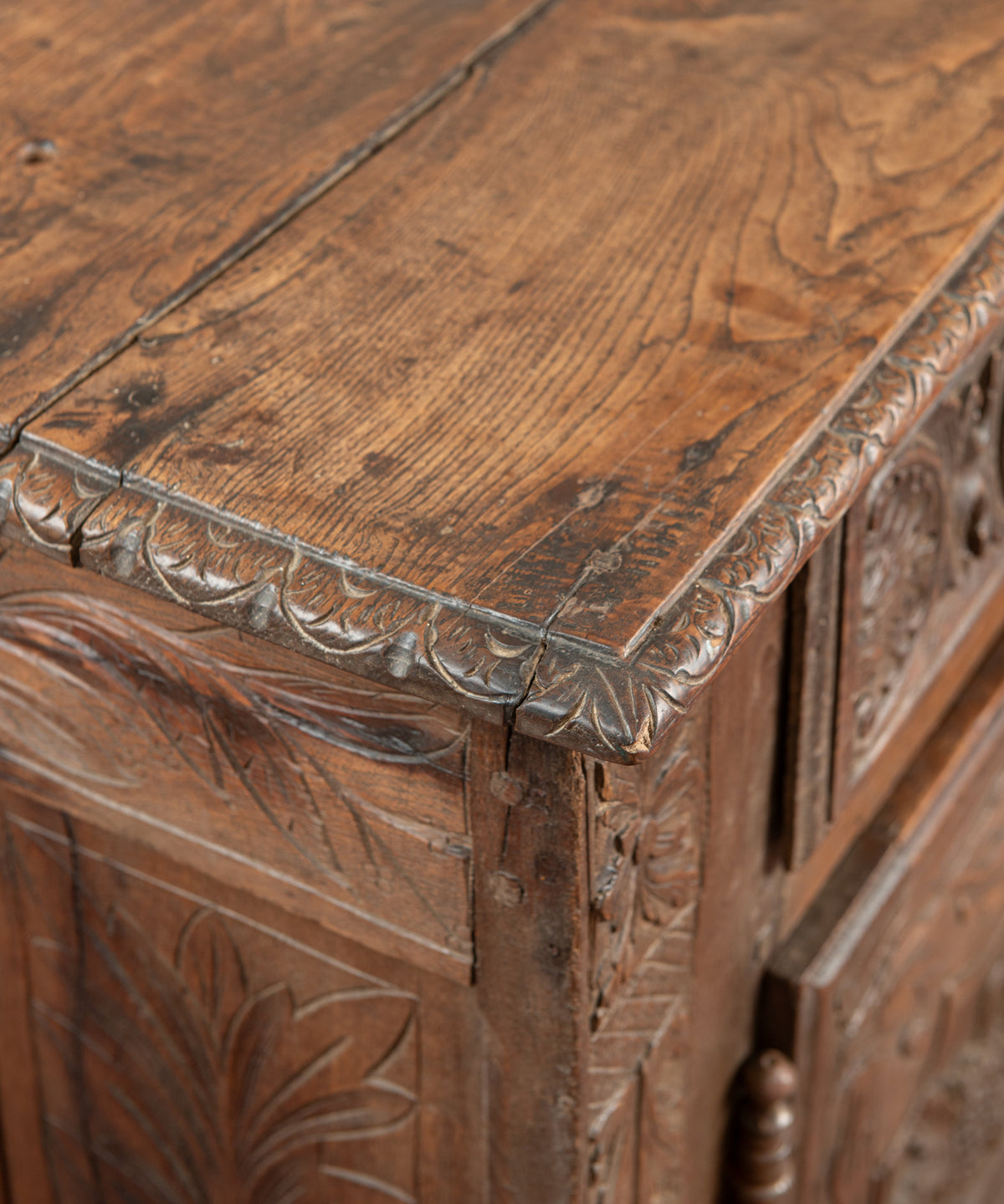 Detalle canto tallado de la tapa de roble con pátina y marcas de uso — Antique Arte y Decoración