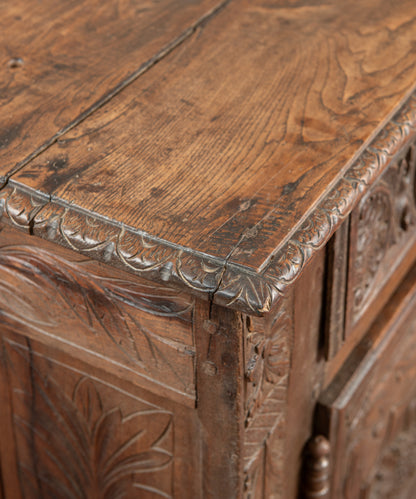 Detalle canto tallado de la tapa de roble con pátina y marcas de uso — Antique Arte y Decoración