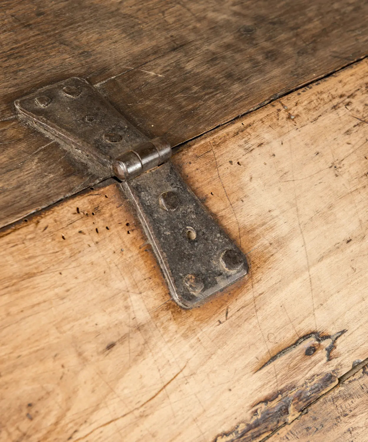 Antiguo arcón con tapa inclinada del Siglo XIX