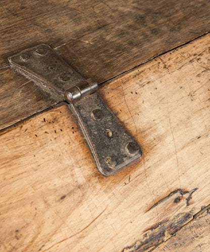 Antiguo arcón con tapa inclinada del Siglo XIX