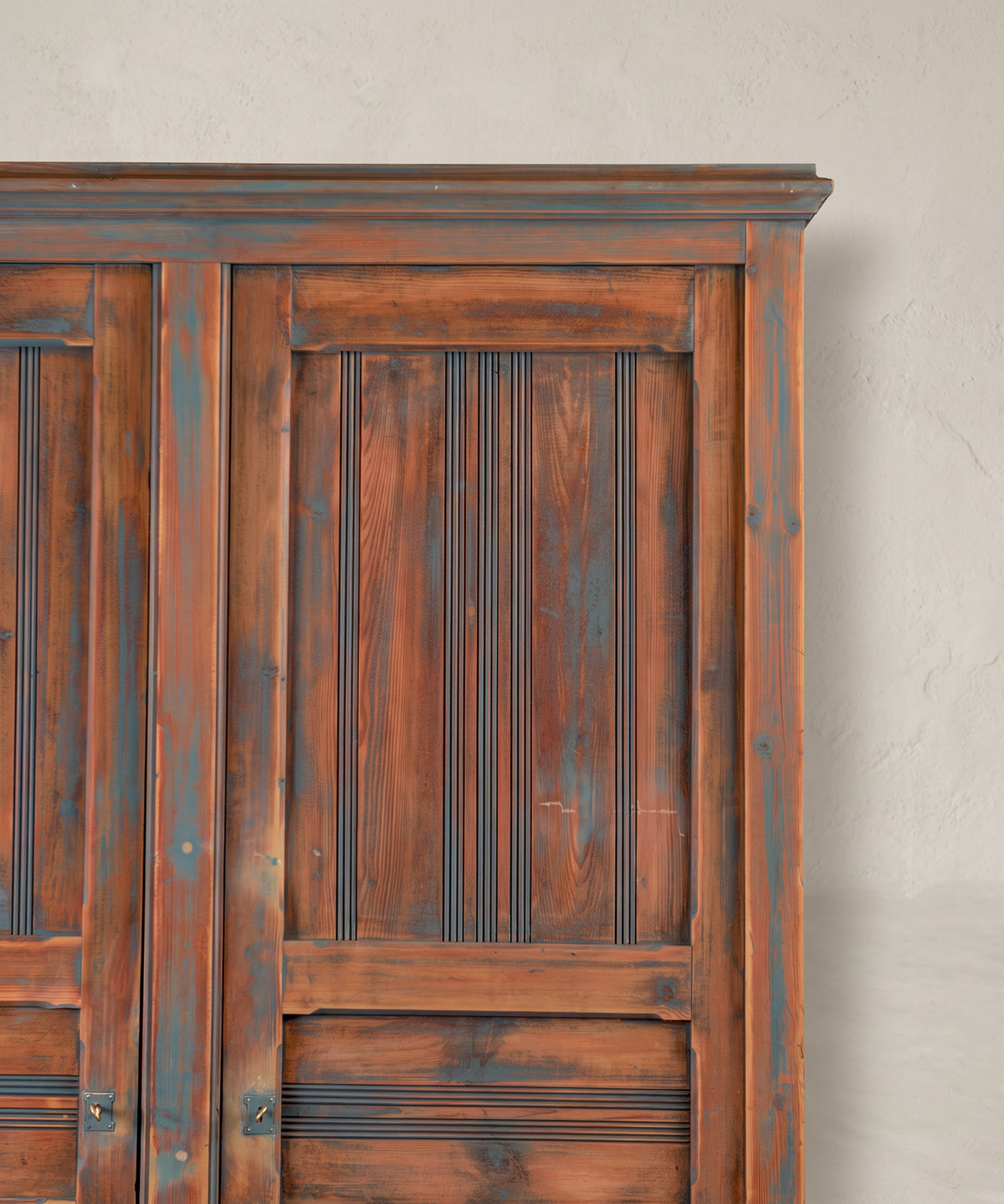Detalle cornisa y panel de junquillos verticales en pino decapado azul — Antique Arte y Decoración