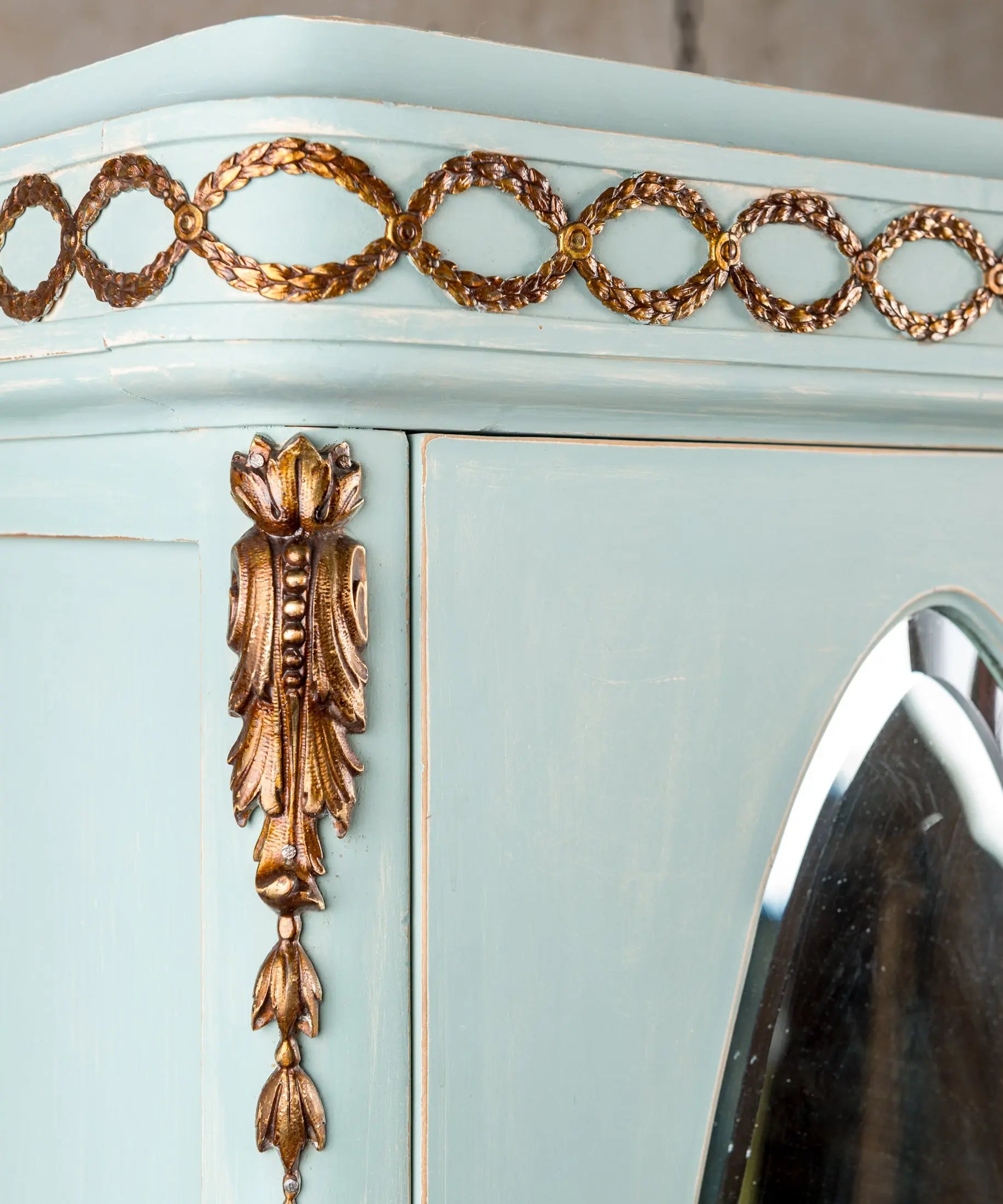 Detalle guirnalda de coronas de laurel y colgante de acanto dorados a mano — Antique Arte y Decoración
