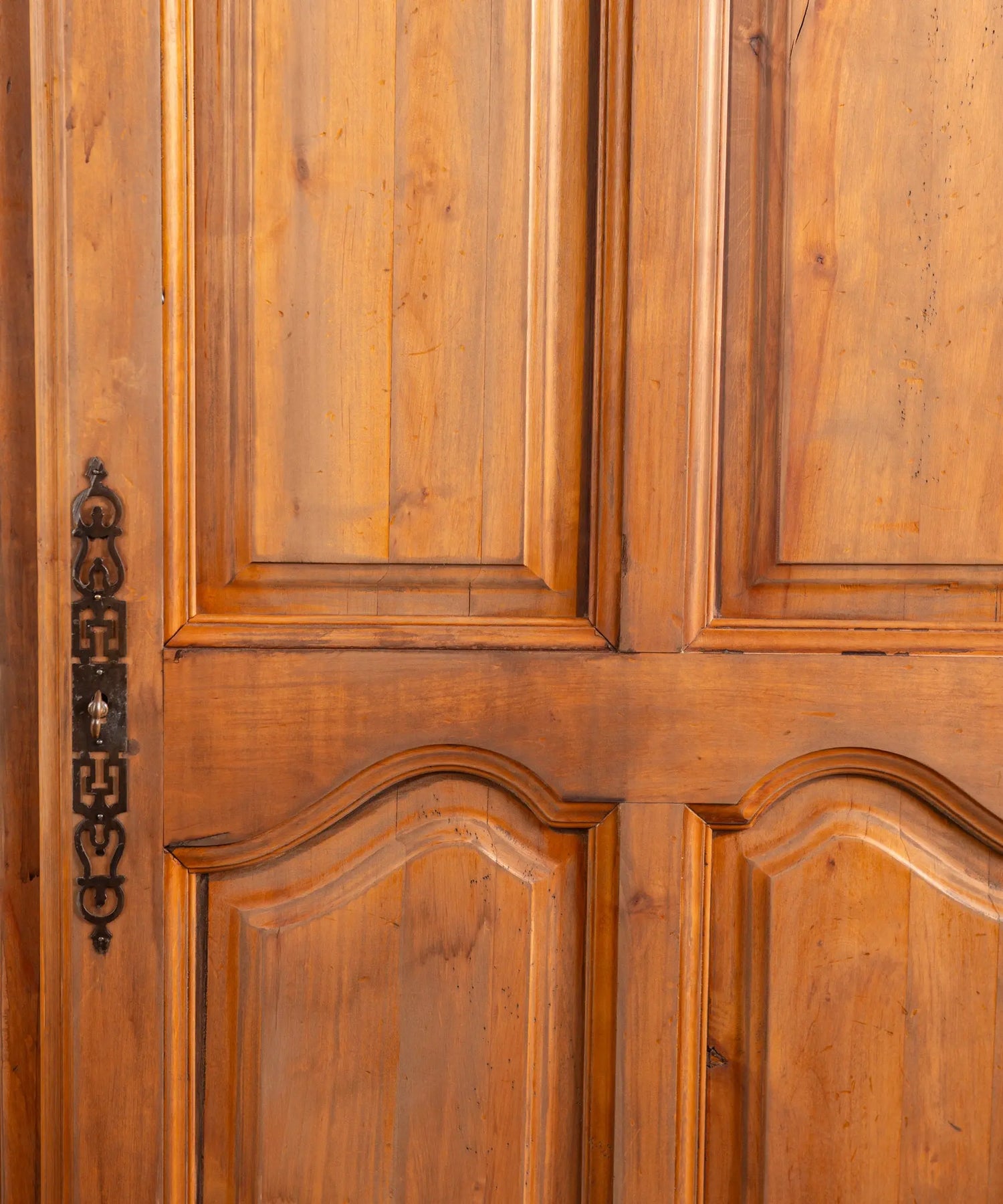 Detalle de paneles tallados y bocallave de hierro forjado en cerezo — Antique Arte y Decoración