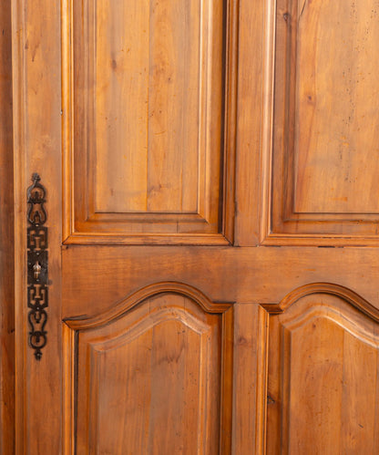 Detalle de paneles tallados y bocallave de hierro forjado en cerezo — Antique Arte y Decoración