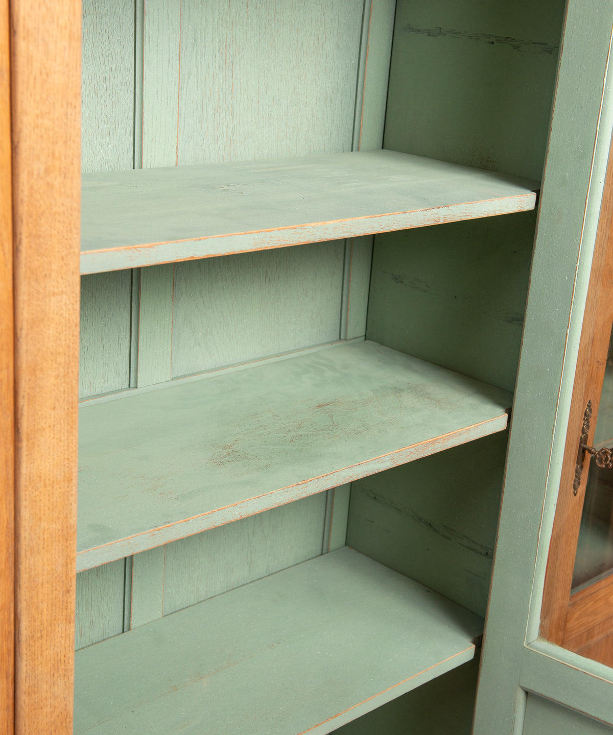 Interior vitrina con baldas de roble pintadas en verde salvia — Antique Arte y Decoración