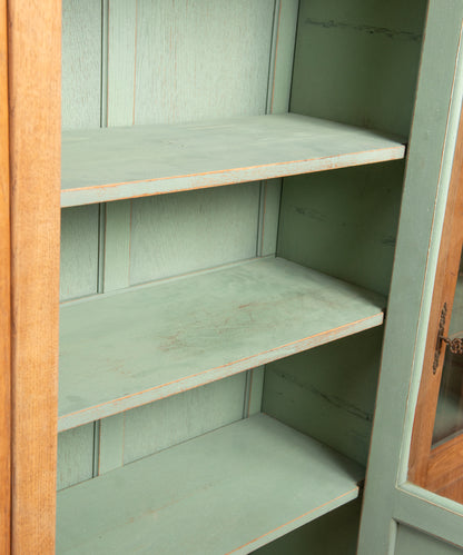 Interior vitrina con baldas de roble pintadas en verde salvia — Antique Arte y Decoración