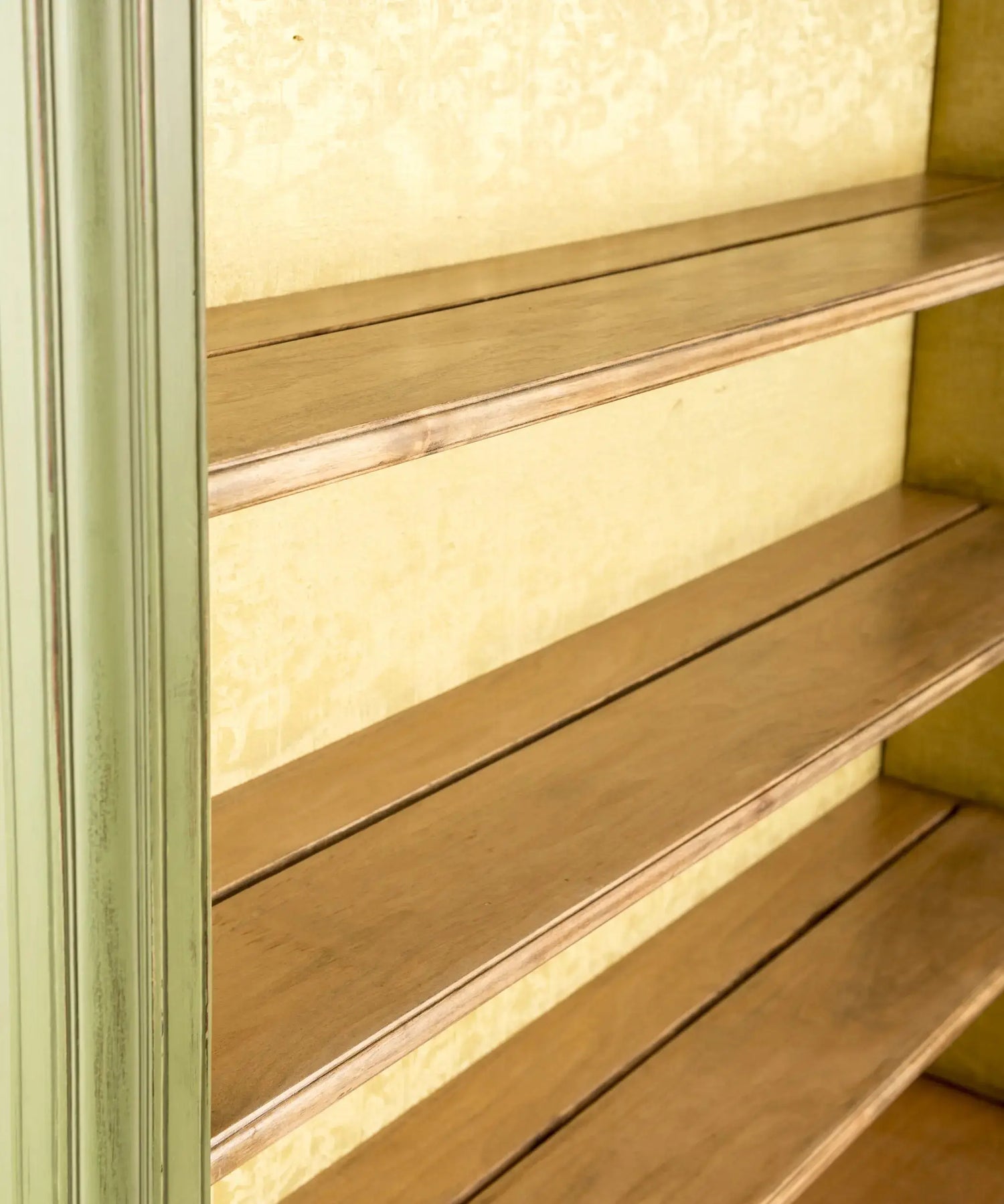 Alacena platero estilo francés en verde salvia con fondo entelado Antique arte y decoracion