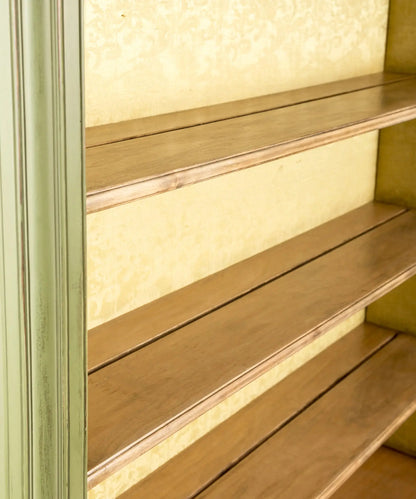 Alacena platero estilo francés en verde salvia con fondo entelado Antique arte y decoracion