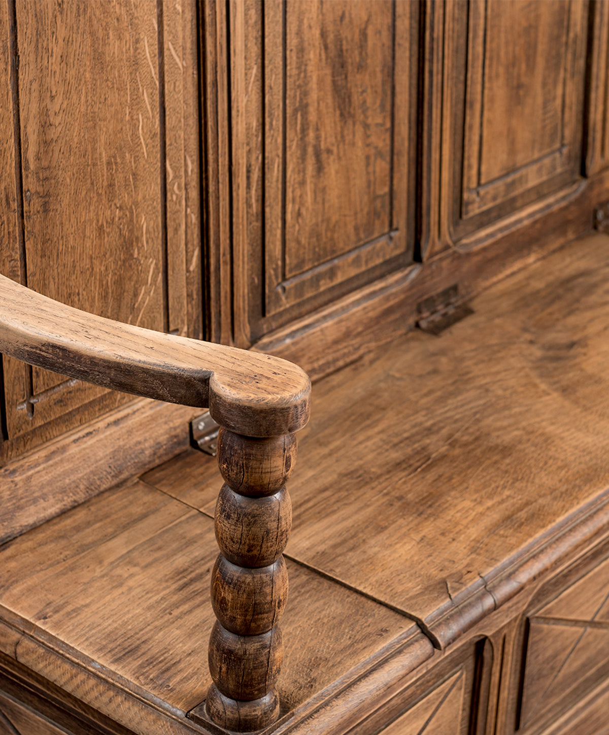 Detalle brazo torneado en bola y bisagra del asiento — Antique Arte y Decoración