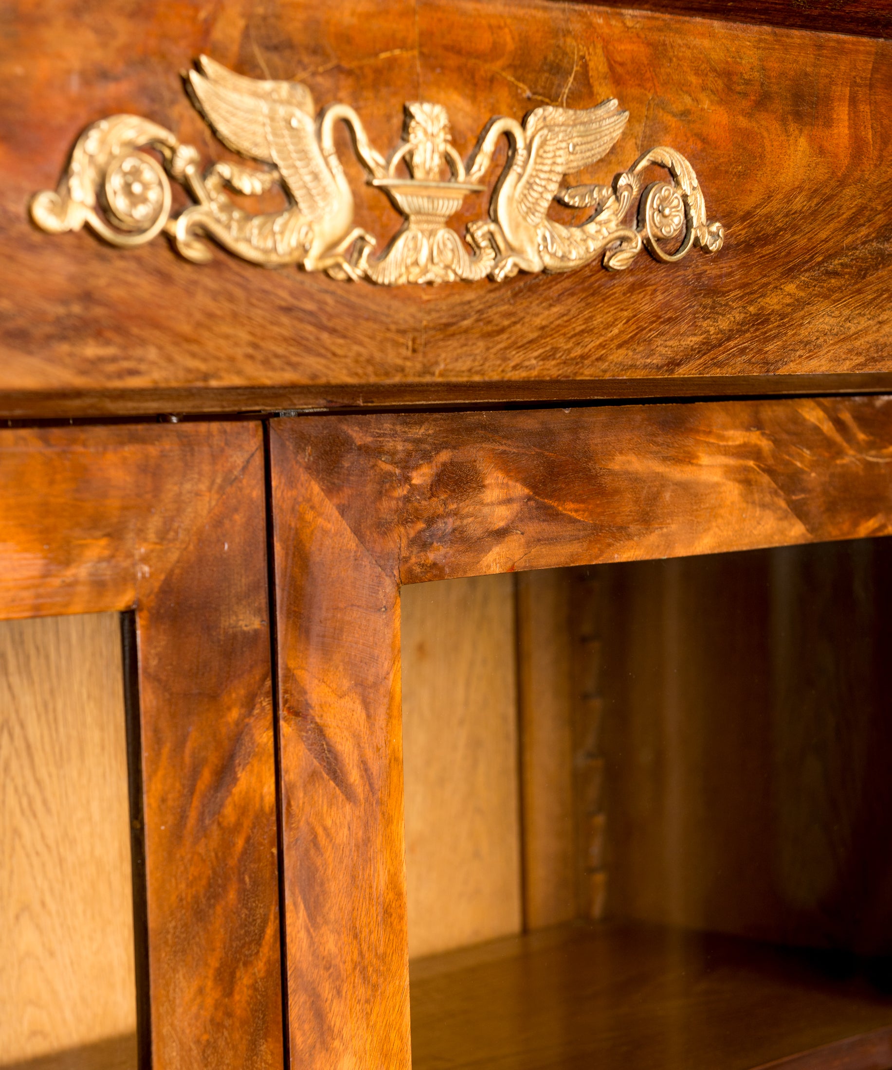 Detalle aplique de bronce dorado con cisnes afrontados y copa estilo Imperio — Antique Arte y Decoración