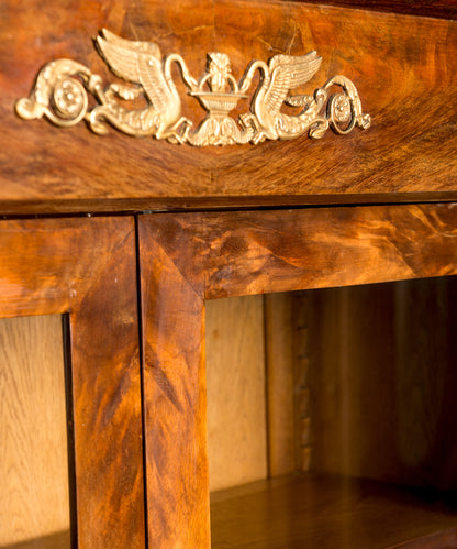 Detalle aplique de bronce dorado con cisnes afrontados y copa estilo Imperio — Antique Arte y Decoración