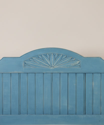 Primer plano de talla decorativa en forma de abanico en cabecero rústico