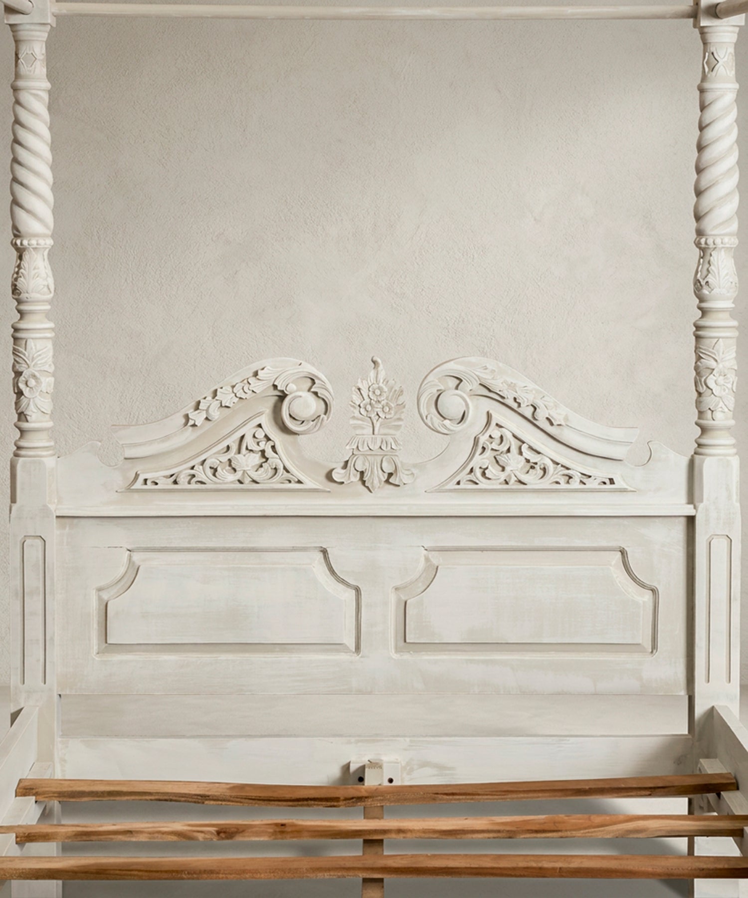 Cabecero tallado de la cama con dosel con copete calado y postes en espiral — Antique Arte y Decoración