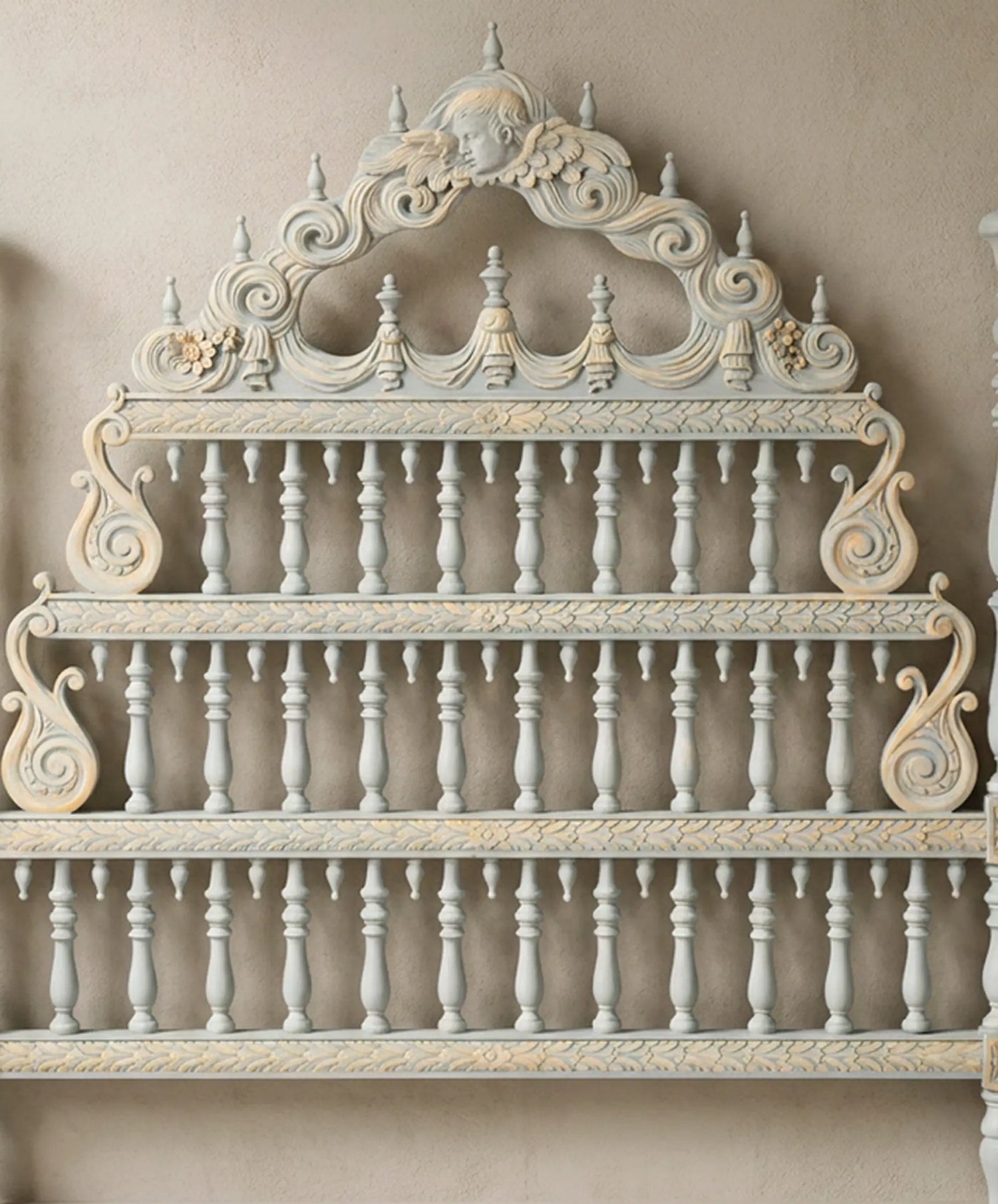 Detalle cabecero cama bilros portuguesa querubín alado volutas acantos guirnaldas talla en relieve — Antique Arte y Decoración