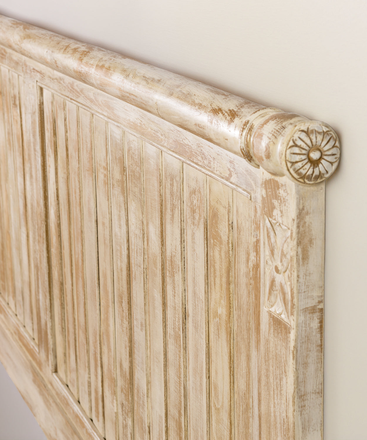 Detalle de esquina superior derecha mostrando talla floral y acabado envejecido