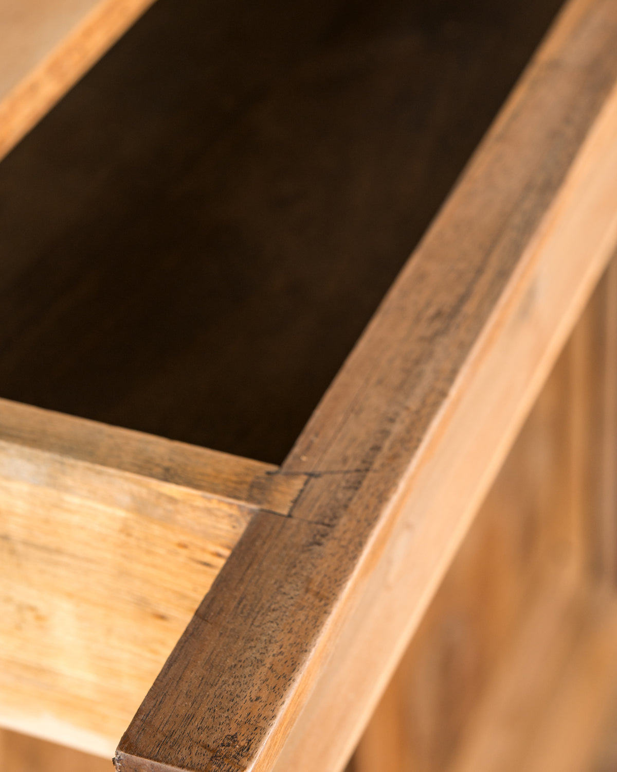 Detalle del cajón de cornisa abierto, nogal del siglo XIX con su ensamble — Antique Arte y Decoración