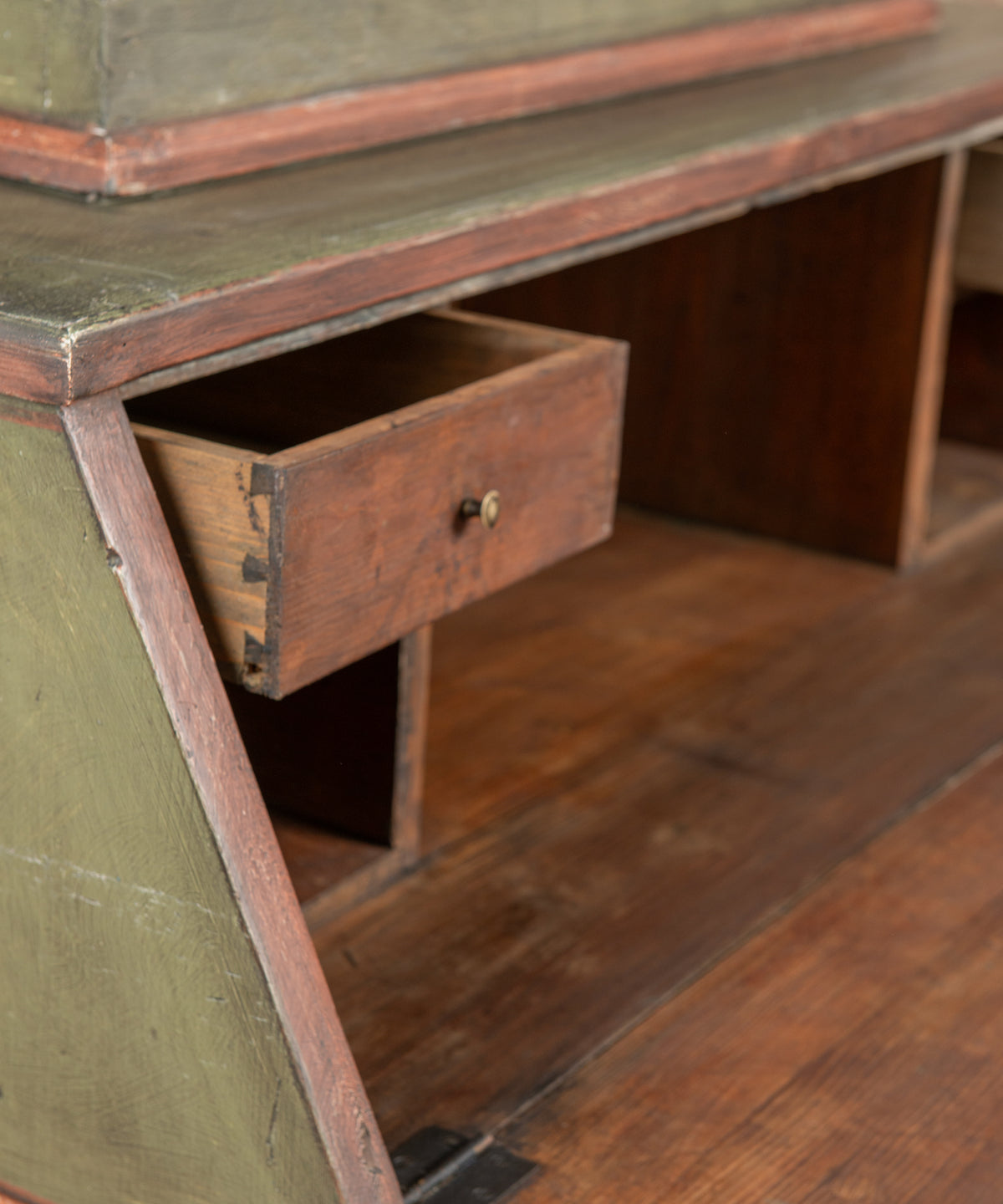 Detalle cajoncito interior en cola de milano a mano, escritorio antiguo pintado — Antique Arte y Decoración
