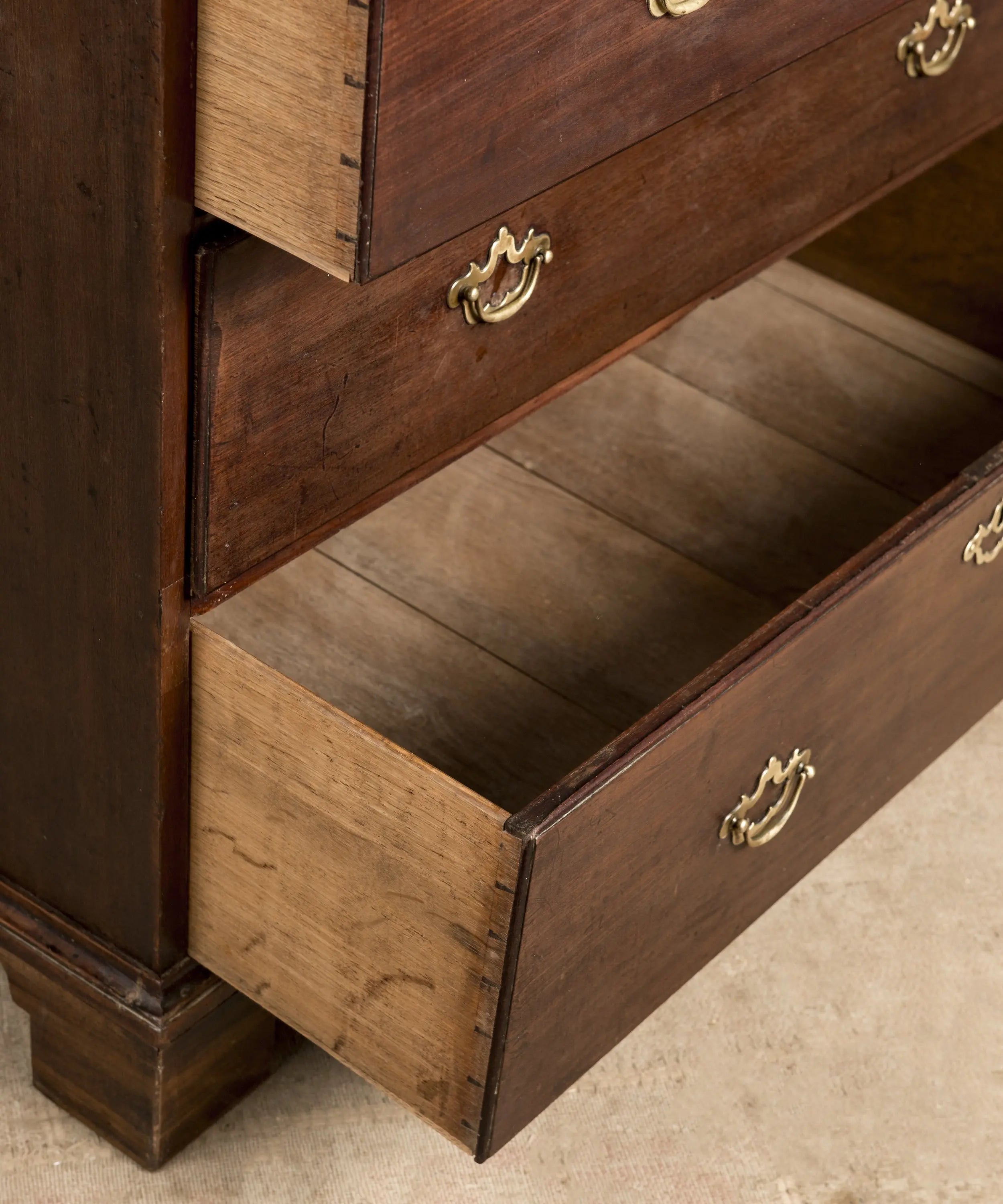 Gran Cómoda Alta Antigua (Tallboy) de Época Jorge III en Madera de Caoba