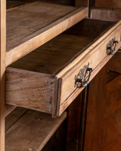 Detalle cajón clavado a mano con tiradores de hierro calado, hacia 1800 — Antique Arte y Decoración