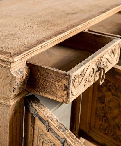 Interior de cajón de roble con ensamble de cola de milano y frente tallado — Antique Arte y Decoración