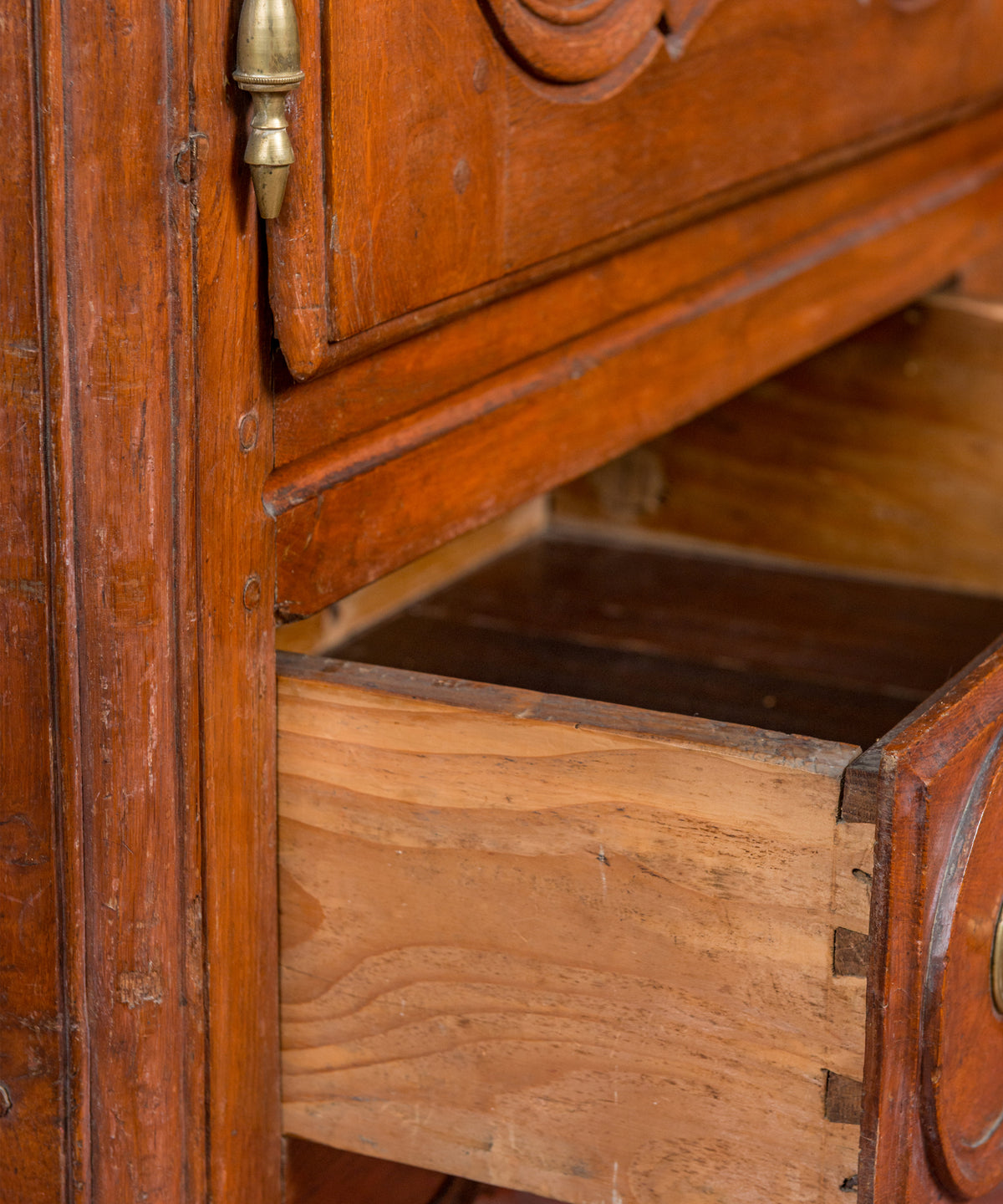 Detalle colas de milano cortadas a mano en cajón de armario francés siglo XIX — Antique Arte y Decoración
