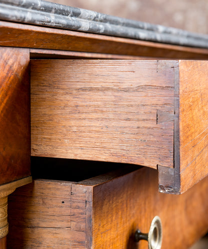 Detalle cola de milano a mano en cajón de cómoda Imperio siglo XIX — Antique Arte y Decoración