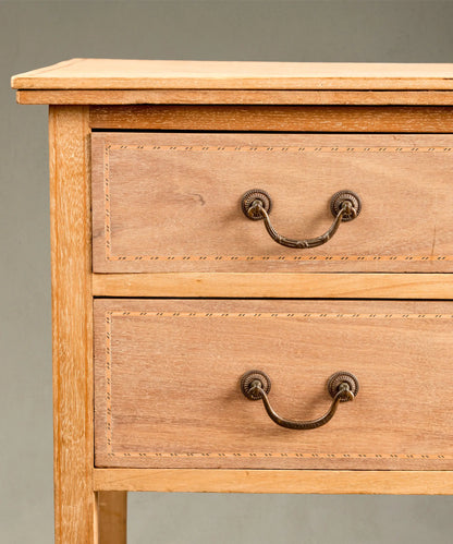 detalle Vista en ángulo de consola antigua de madera con patas rectas troncopiramidales.