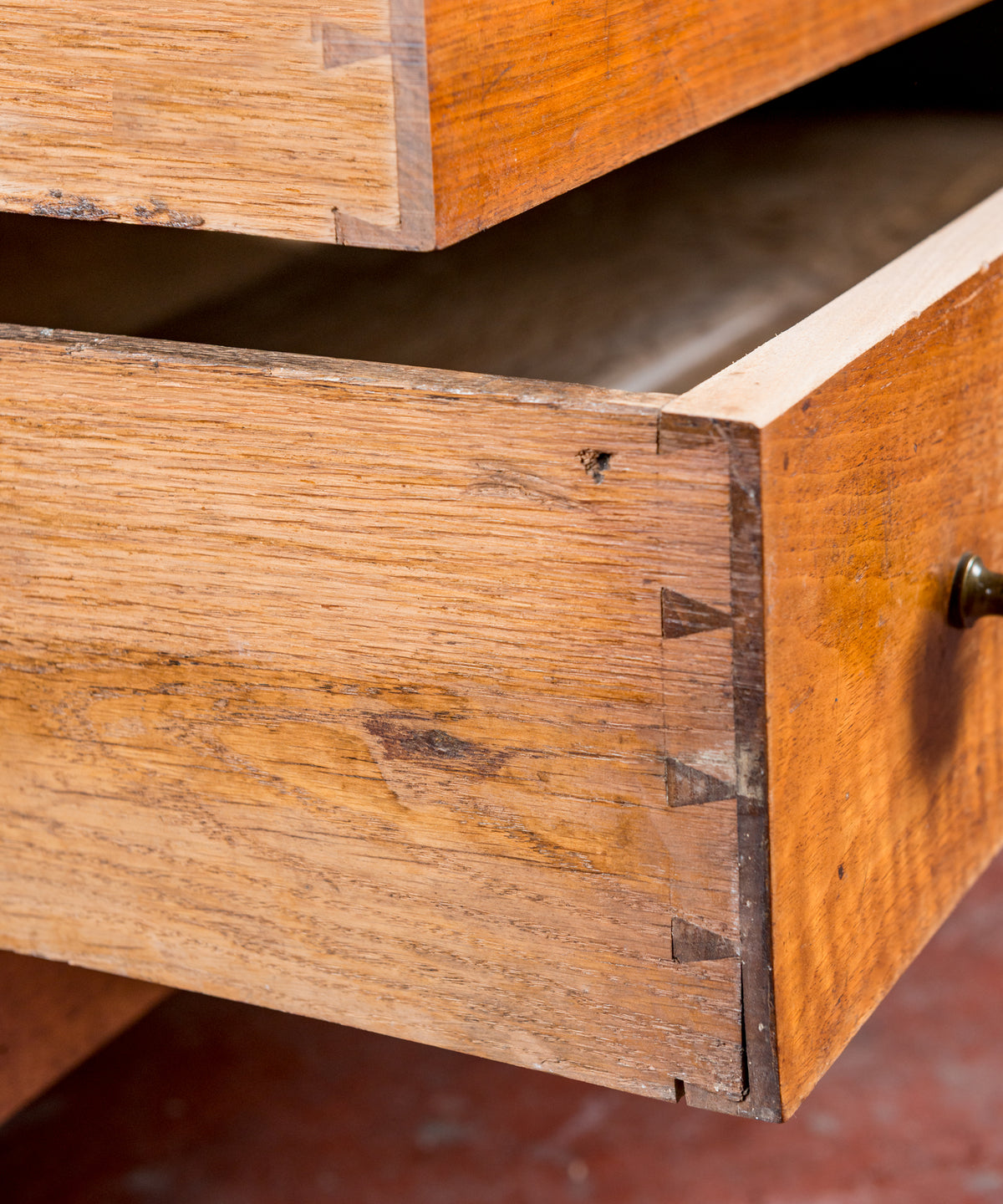 Detalle ensamble de cajón en roble con colas de milano irregulares — Antique Arte y Decoración