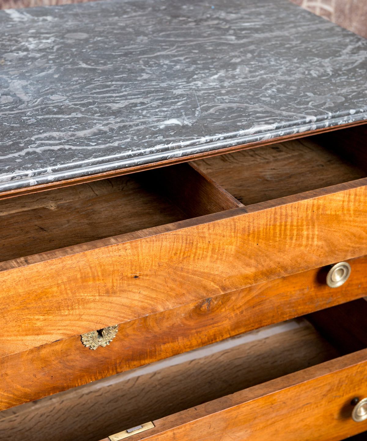 Detalle mármol gris moldurado y cajón de friso con separación interior — Antique Arte y Decoración