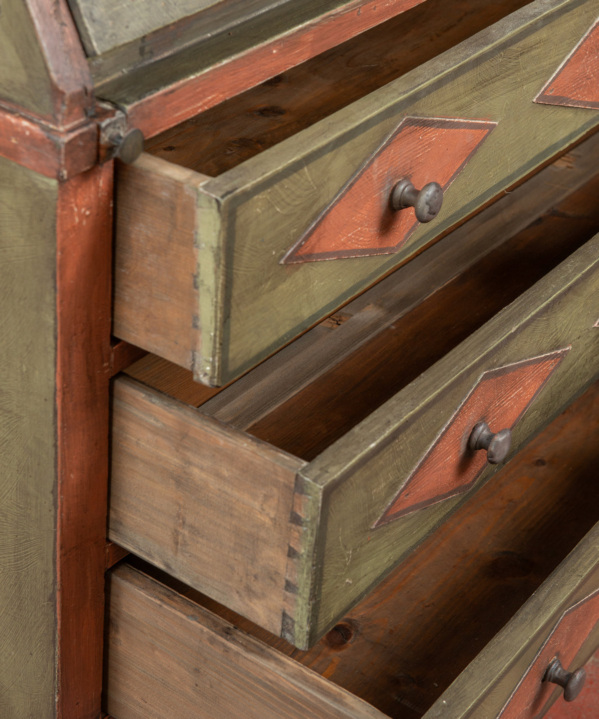 Detalle cajones abiertos con colas de milano y pomos torneados, escritorio siglo XIX — Antique Arte y Decoración