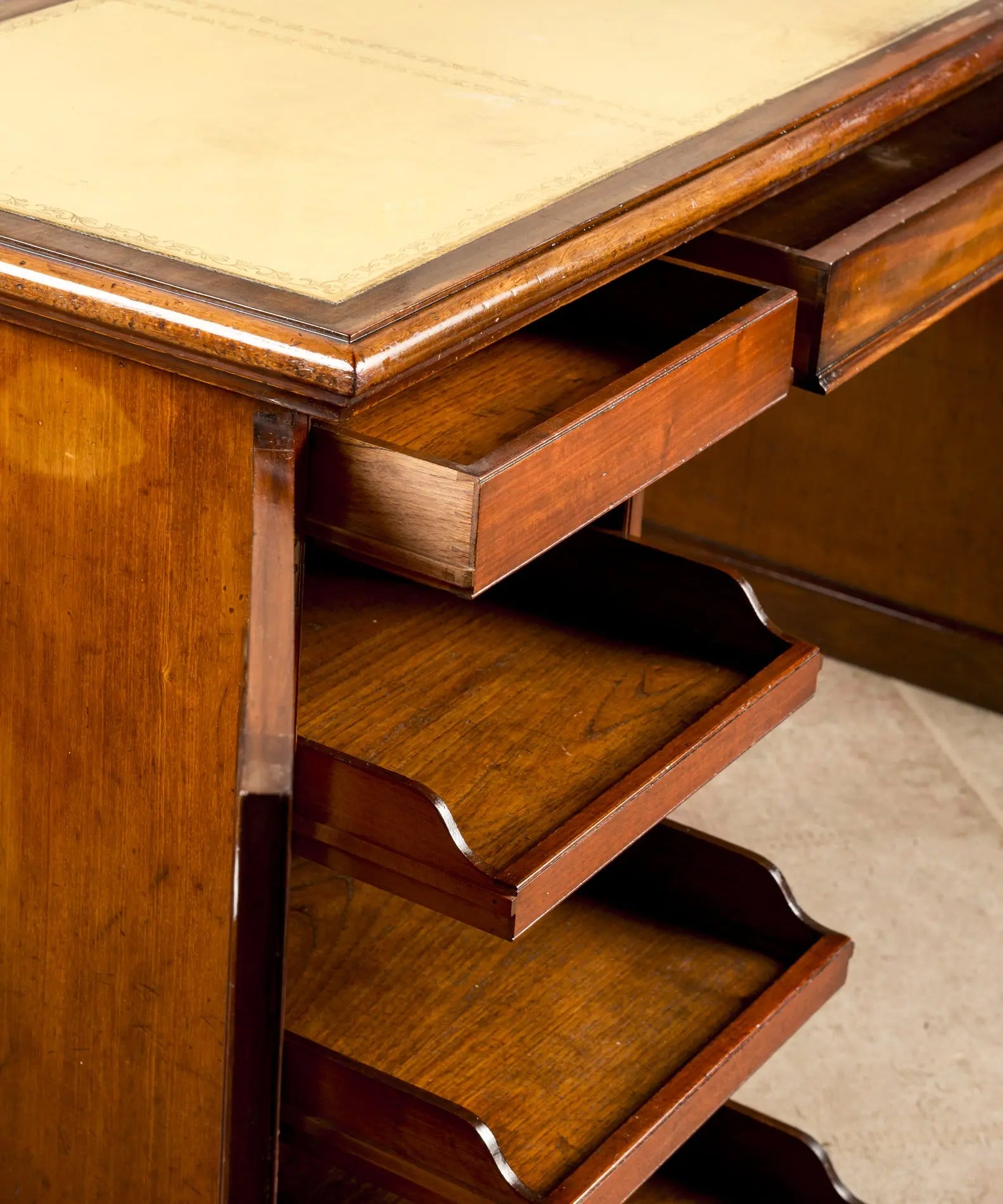 Escritorio de pedestal Inglés en caoba finales S. XIX