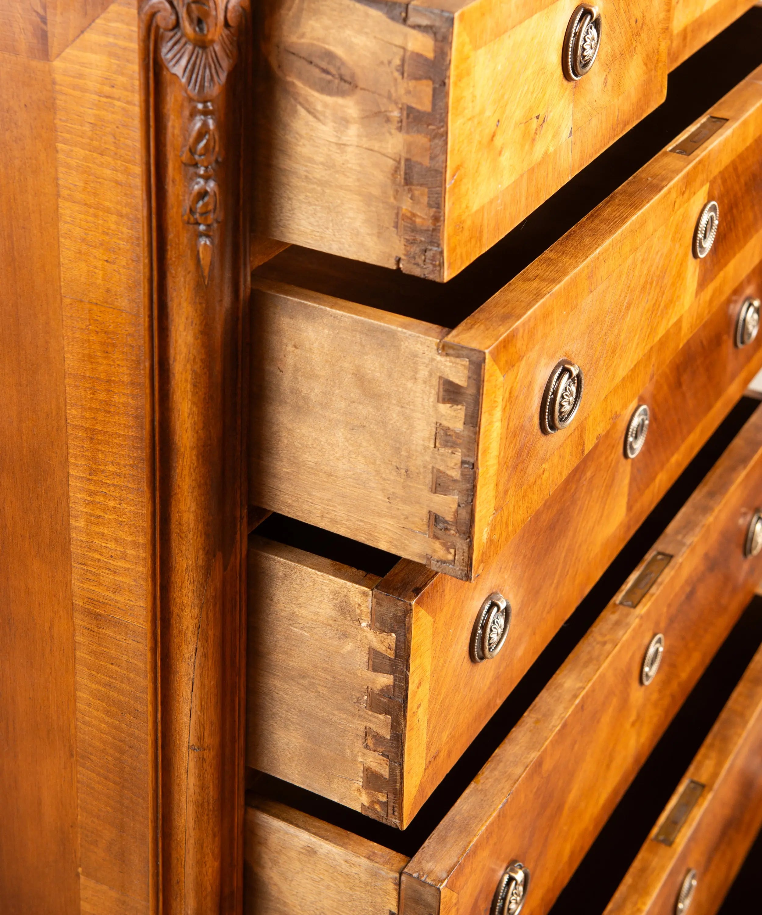 Ensambles de cola de milano hechos a mano en cajones de madera de un sinfonier antiguo.