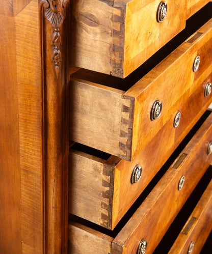 Ensambles de cola de milano hechos a mano en cajones de madera de un sinfonier antiguo.