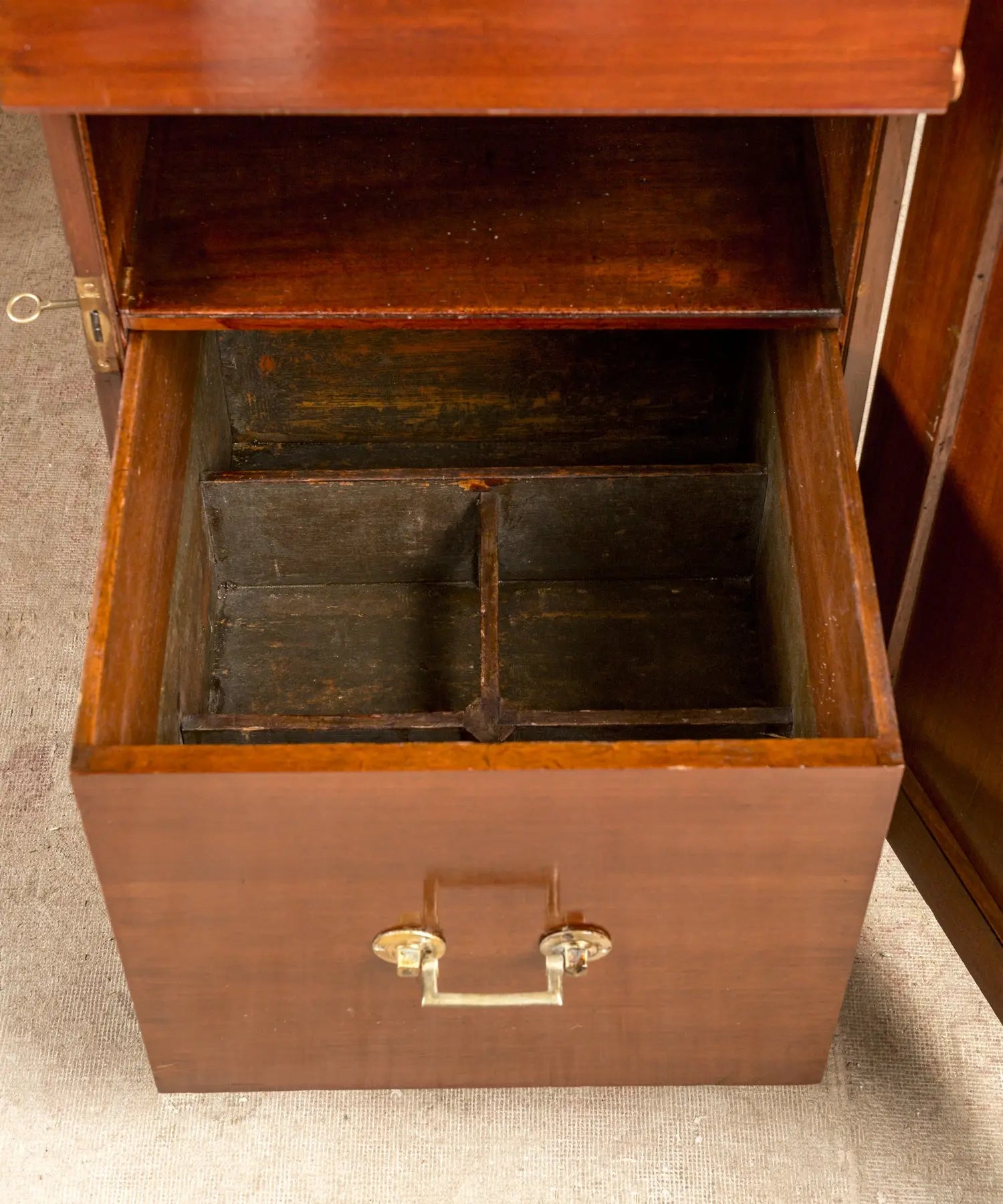 DETALLE DEL CAJON DEL ESCRITORIO VICTORIANO ANTIGUO