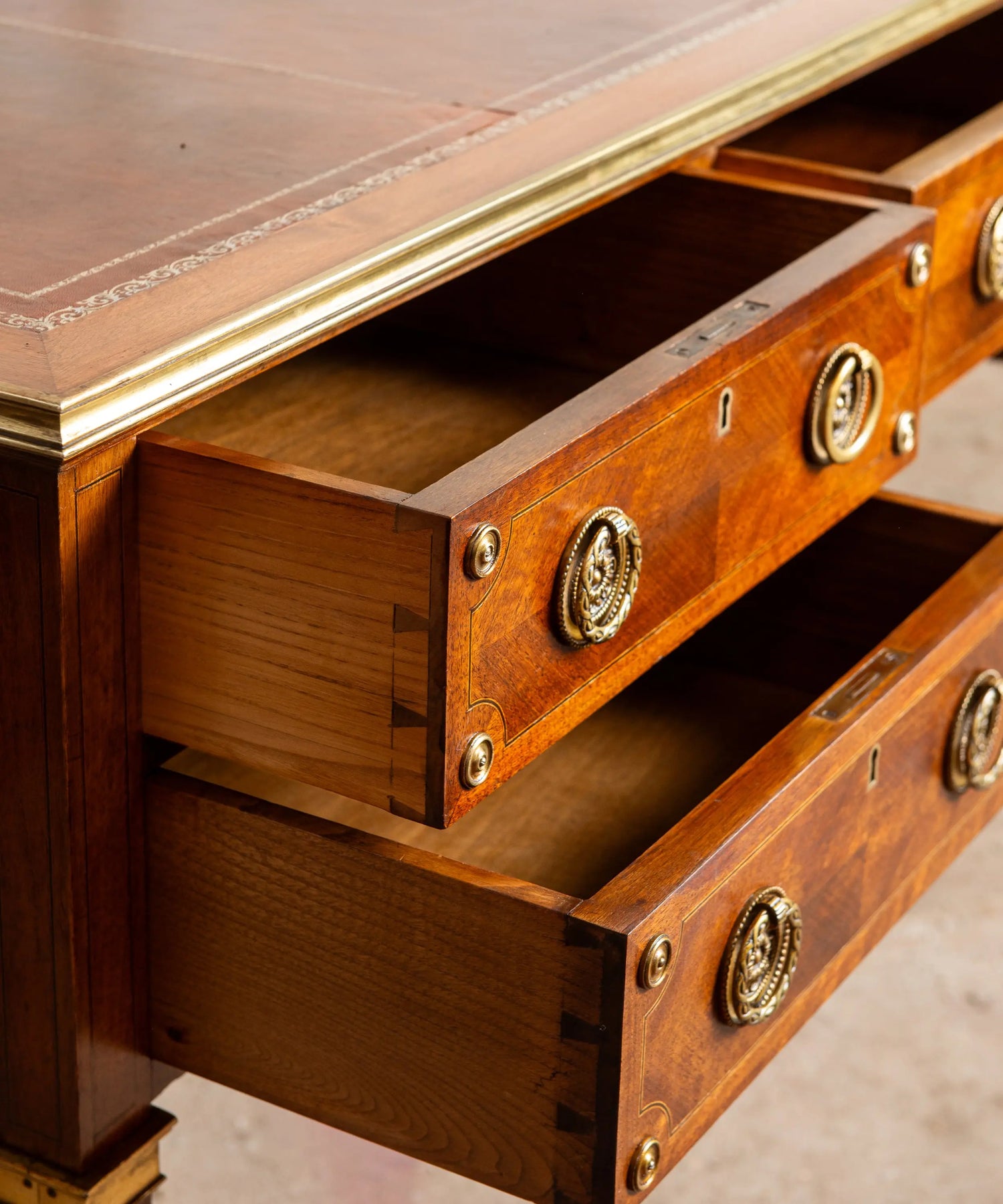 Gran escritorio de estilo Luis XVI con tablero de piel (160 cm)