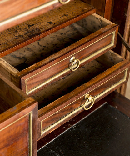 Secreter antiguo de nogal del siglo XIX estilo Luis XVI con pilastras estriadas y cajones.