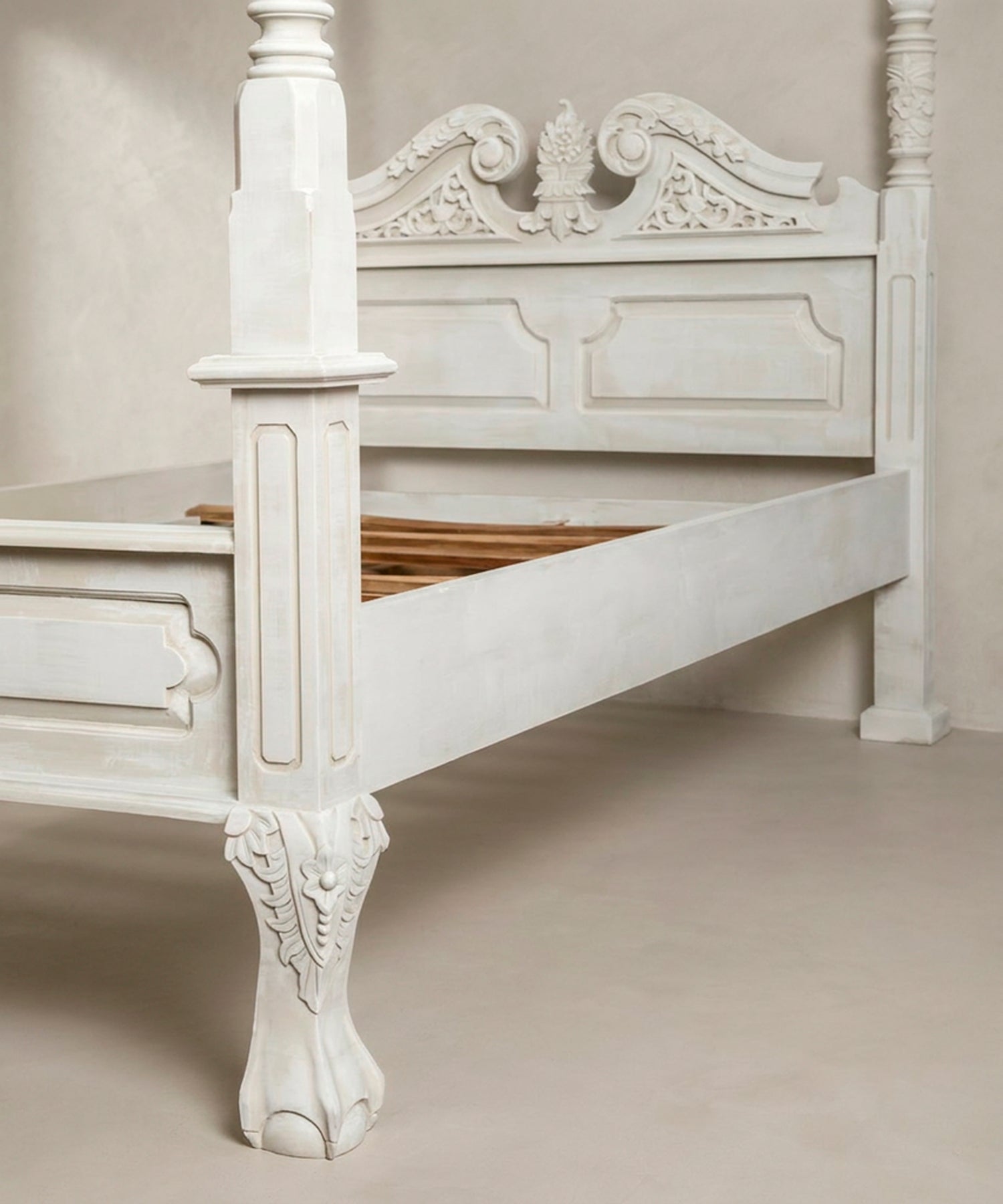 Detalle de pata curva tallada y somier de tablillas de la cama con dosel colonial — Antique Arte y Decoración