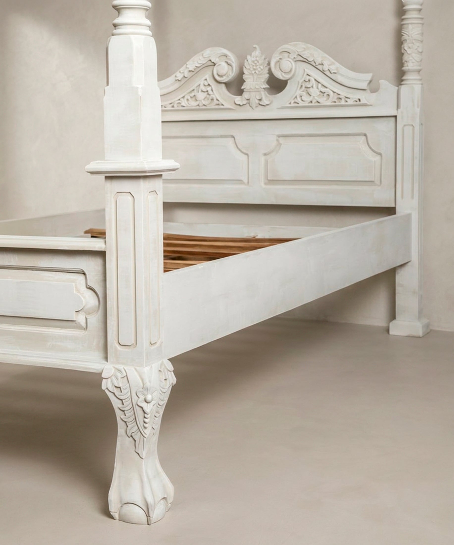 Detalle de pata curva tallada y somier de tablillas de la cama con dosel colonial — Antique Arte y Decoración