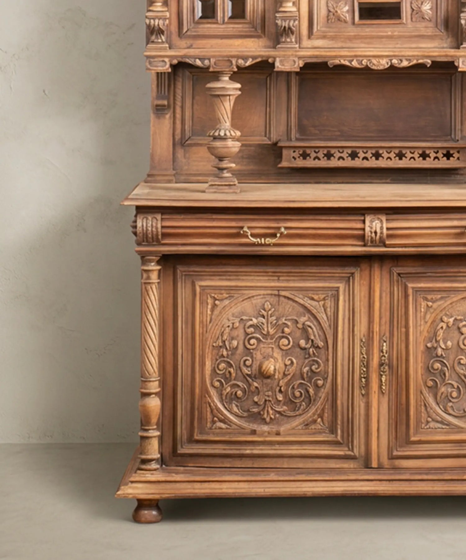 Detalle cuerpo inferior con medallones tallados y balaustre torneado — Antique Arte y Decoración