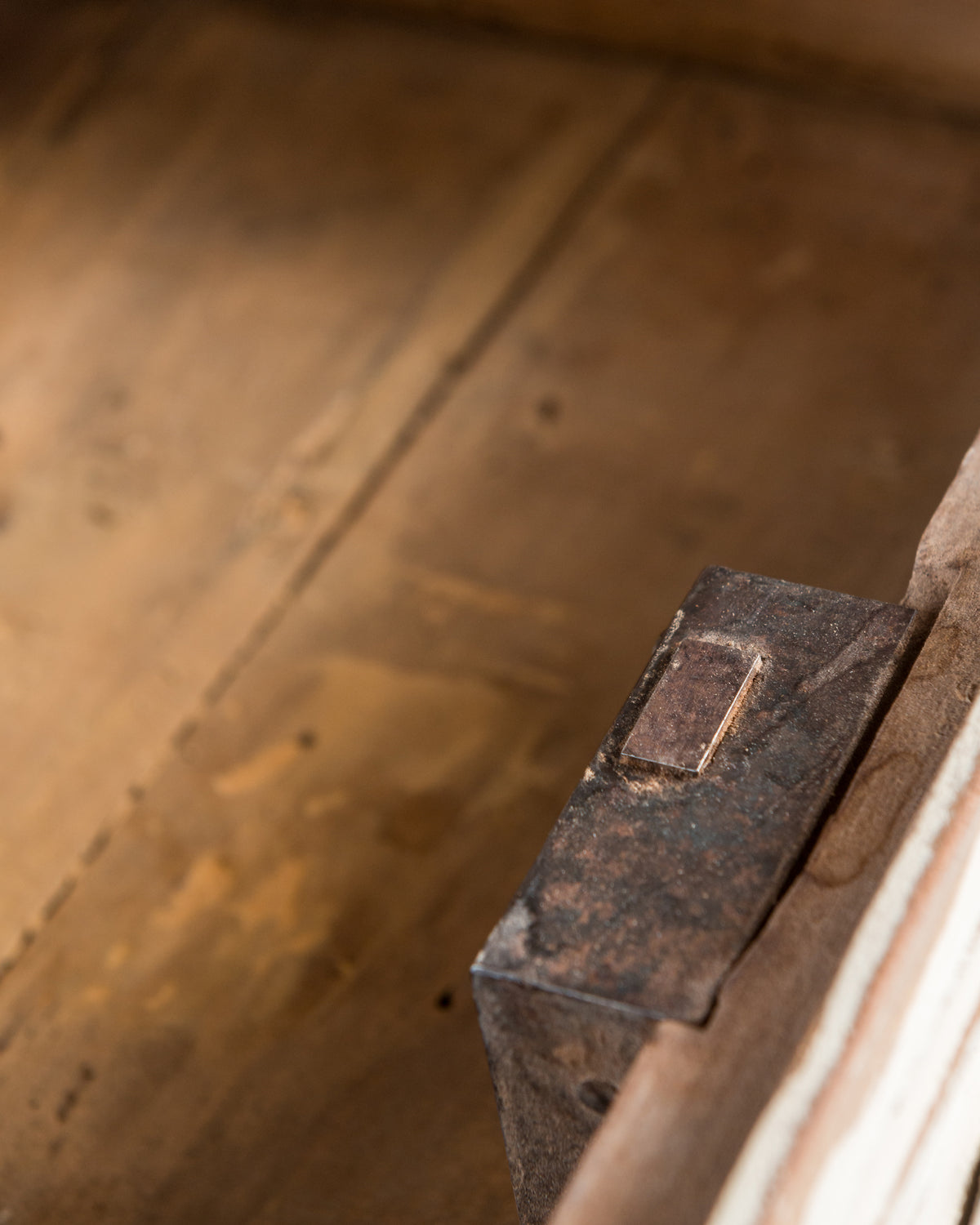 Detalle cerradura de hierro embutida en cajón de aparador antiguo francés — Antique Arte y Decoración