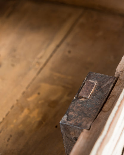 Detalle cerradura de hierro embutida en cajón de aparador antiguo francés — Antique Arte y Decoración