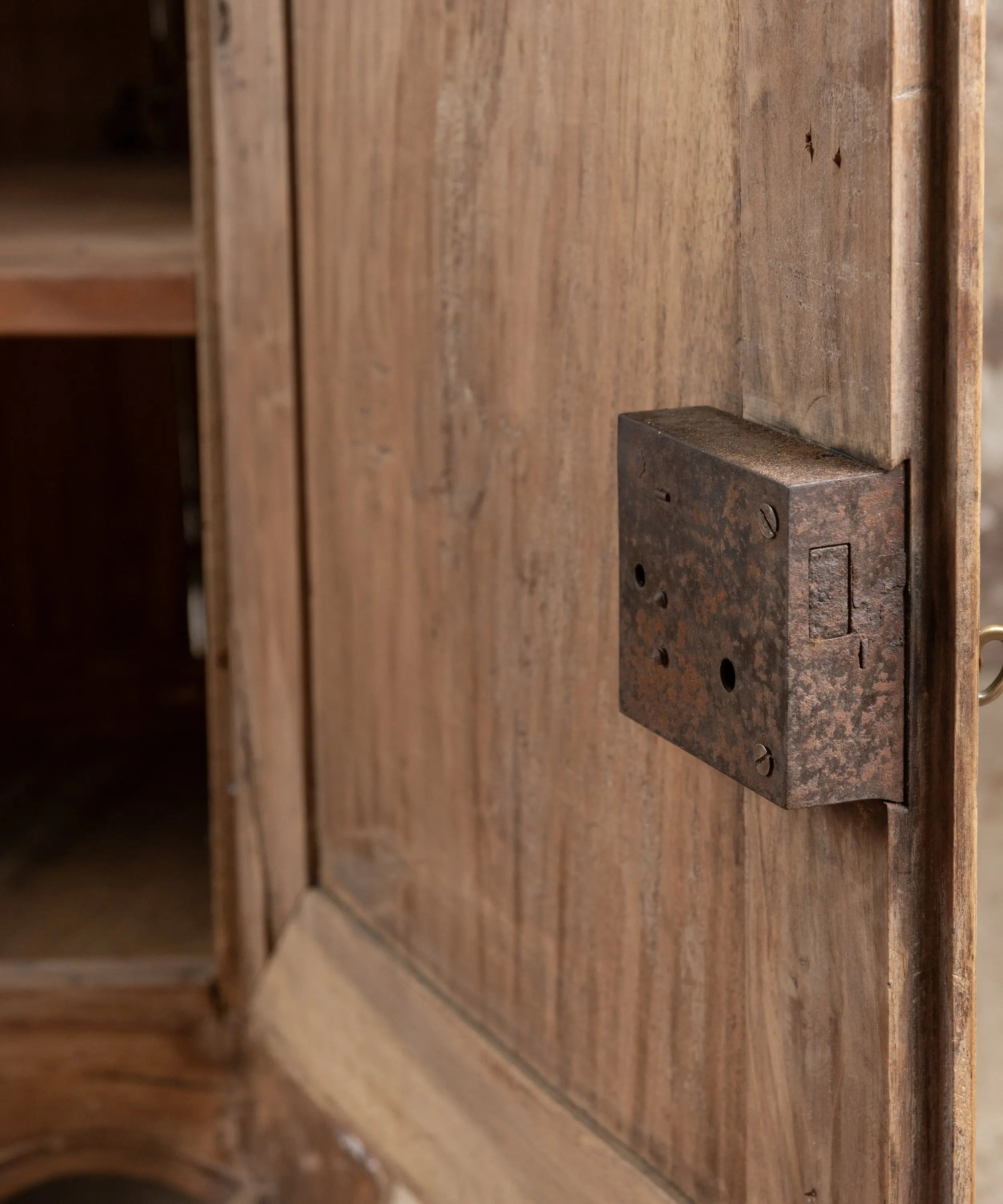 Gran aparador antiguo provincial francés en madera lavada con herrajes de forja (S. XIX)