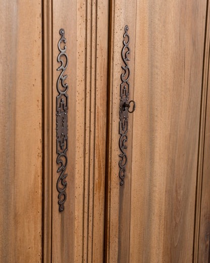 Detalle bocallaves largas de hierro recortado y llave en armario Luis XV de nogal — Antique Arte y Decoración