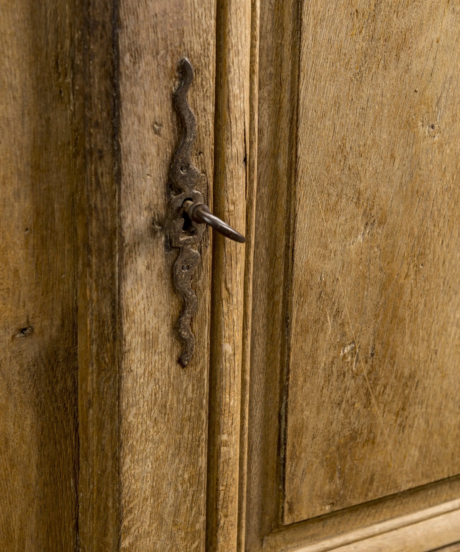 Armario antiguo rústico de roble lavado estilo provenzal (S. XVIII)