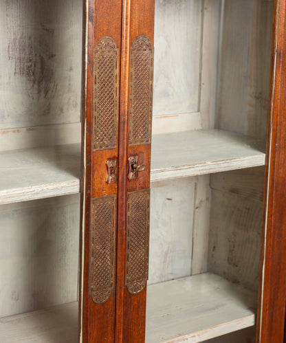 Detalle placas de latón caladas y cerradura con llave de vitrina vintage — Antique Arte y Decoración