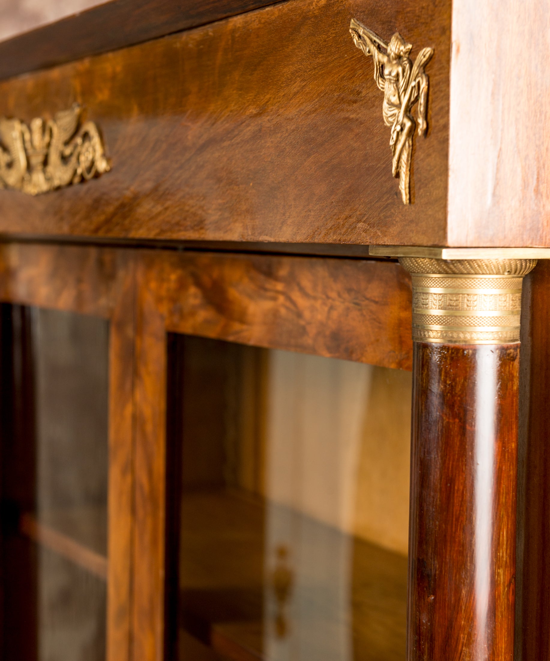 Detalle columna torneada con capitel de bronce cincelado y figura alada — Antique Arte y Decoración