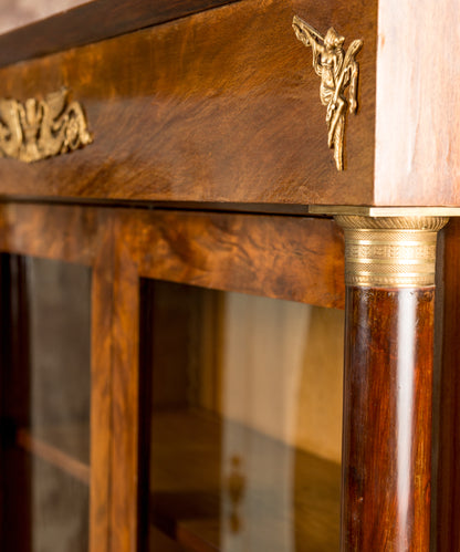 Detalle columna torneada con capitel de bronce cincelado y figura alada — Antique Arte y Decoración