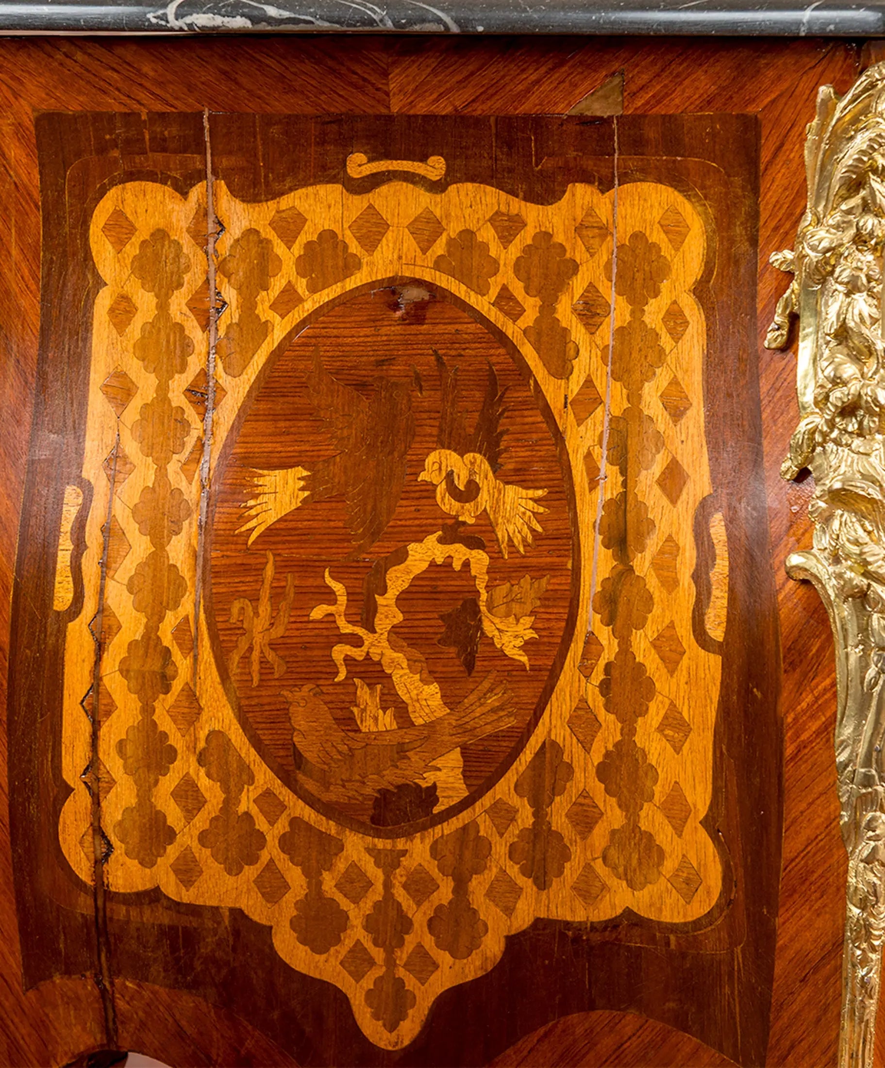 Detalle marquetería de aves cortada a mano en costado con cantonera de bronce — Antique Arte y Decoración